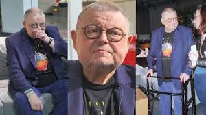 Wojciech Mann porusza się o balkoniku. Tak przyszedł na premierę