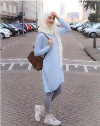 Cewek berhijab cantik selfie di tempat wisata. 17 Gaya Foto Kekinian Untuk Wanita Berhijab Cocok Untuk Instagram