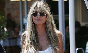 The former victoria's secret angel showed off her toned figure from three different angles in the snapshots. Dlkqwoi8vdulam
