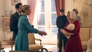 Une famille est poursuivie par un groupe d'hommes armés. The Handmaid S Tale Season 1 Episode 9 He S Coming For Me The New York Times