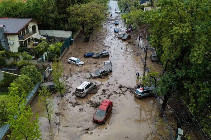 LoUltimo 🚨🚨 🌧️🇨🇱 ¡IMPACTANTES IMÁGENES! Las inundaciones en Chile dejan escenas devastadoras 😢 Se reportan intensas lluvias que provocaron inundaciones en la zona centro-sur del país. Según lo infor