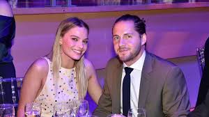 She got married as a teenager. Das Ist Margot Robbies Mann Tom Ackerley