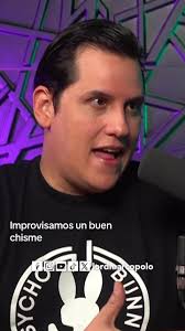 Improvisación cómica sobre anécdotas y chismes