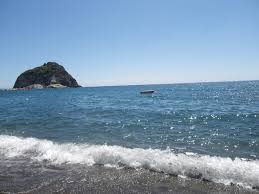 Gli appartamenti del residence le pleiadi di sant'angelo, a sud dell'isola d'ischia, godono di una posizione privilegiata. Ischia Apartments Cava Grado Beach Sant Angelo Ischia