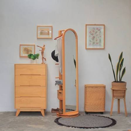 Putar standing mirror. Kini ada yang baru, buat kamu yang suka ruangan yang lebih dinamis. Jadi ga monoton sama yang kotak / garis lurus-lurus. #uwitanstandingmirror #uwitanputarstandingmirror #cerminputar #standingmirrorready #uwitanmirror
