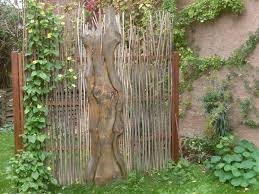 Sichtschutz Aus Weidengeflecht Mit Holzobjekt Calendula Garden Art Rustic Landscaping Rustic Gardens
