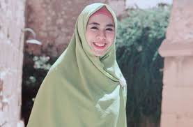 Selasa, 09 maret 2021 baby sulaiman anak oki setiana dewi memiliki kelainan bawaan laringomalasia dan hipotonia sehingga harus memakai selang makanan serta rutin menjalani fisioterapi. Dikabarkan Jadi Istri Ketiga Uje Oki Setiana Dewi Bongkar Faktanya Matamata Com