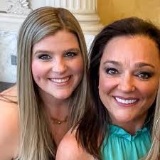 Katherine Munn's Instagram, Twitter & Facebook