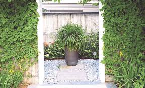 Di dalam bilik kecil elemen utama adalah dinding bata terang. Reka Bentuk Biophilic Trend Terkini