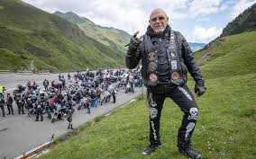 Laura smet et nathalie baye sont à l'affiche, ce 21 octobre, du troisième épisode de dix pour cent, la série qui croque le quotidien des agents artistiques sur france 2. Hommage A Johnny Hallyday On A Roule Avec 200 Bikers Fans Du Rockeur Le Parisien
