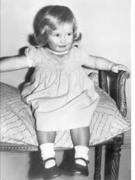 А камилла умела подогревать и поддерживать интерес на контрасте. Princessa Diana Koroleva Serdec Stati