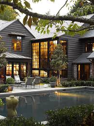 Derriere La Facade De Cette Residence Noyee Dans La Verdure Kelly Wearstler A Imagine Un Interieur Modern Farmhouse Exterior House Exterior Farmhouse Exterior