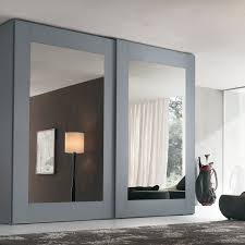 Armadio ad ante a battente, con quella centrale specchiata e con 2 cassetti sotto, dal design moderno ed elegante. Pin Su Home Dreams