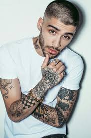 Un dégradé mi long avec des cheveux frisés ramenés vers l'avant. Top Des Coiffures Et Coupes Homme Tendances En 2019