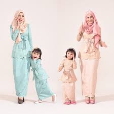 Baju raya 2019 home facebook tampil selaras dengan keluarga di hari raya 2020 tentu bisa anda bisa memilih baju sedondon terkini yang mengikuti trend dari jubah banyak keluarga senang menggunakan baju semacam ini karena lebih praktis dan kompak bagi anda yang belum memiliki. 10 Online Stores To Get Adorable Matching Mother Daughter Baju Raya
