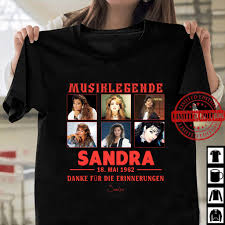 Ich LIEBE Sandra JEDE SEKUNDE, JEDE MINUTE, JEDE STUNDE, JEDEN TAG, IMMER  Holen Sie sich Ihr Exemplar hier >>https://www.teezily.com/never-die-sandra