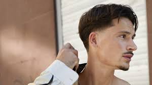 Robin Koch: Fußballspieler der Eintracht Frankfurt im Modeshooting