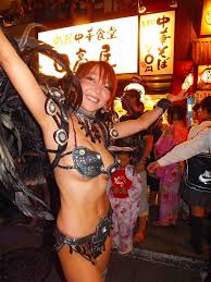 浅草サンバカーニバル はみ出しエロ画像40枚！全国の露出狂が集まる日本の露出祭典ｗｗｗ｜エロ牧場