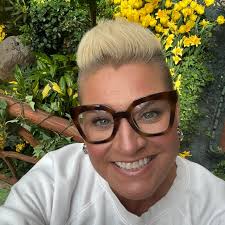 MOST SPECIAL THANK YOU TO Cardi B FOR JOINING ME ON THIS JOURNEY— YOU ARE  SO SUPPORTIVE AND GIVING AND SMART AND FUNNY AND TALENTED AND LITERALLY ALL  THE THINGS AN ICON