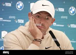 Wentworth Golf Club Surrey UK Padraig Harrington (Irlanda) parla con i  media come il prossimo capitano europeo della Ryder Cup, al PGA European  Tour HQ del Wentworth Golf Club Foto stock -