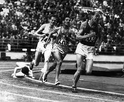 „zátopek vbíhá do cílové rovinky, už jen 100 metrů, 40 metrů, 20 metrů, emil je v cíli! křičeli tehdy rozhlasoví. Emil Zatopek Unique Distance Treble Sports Olympics Emirates24 7