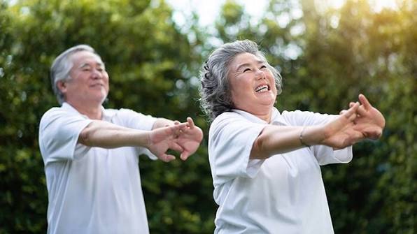 Làm gì để chăm sóc xương khớp ở người cao tuổi?