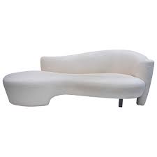 However, a fainting couch is a magnificent furniture piece and its popularity is growing steadily. Vladimir Kagan For Weiman Serpentine Fainting Couch 1stdibs Com Fainting Couch Modern Couch Couch
