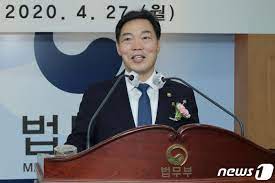 국밥 뜨거워서 뱉는 감스트가 포인트.국밥부 차관 등극 실패 감스트 보라 장례식에서도 장례식장에 국밥을 들고 오질 않나, 장례식장인데 국밥 들이키고 영정속 감스트에게도 국밥을 떠먹여 주질 않나. Gzjqhfovc0wqbm
