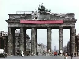 Hierbei wurde auf beiden seiten des tores ein zusätzlicher durchgang für fußgänger geschaffen. Warum Gab Es In Der Nachkriegszeit Einen Roten Streifen Am Brandenburger Tor Geschichte Ubersetzung Berlin