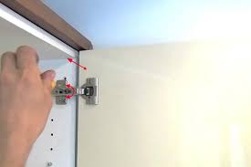 Schrankturen Seitwarts Am Mobelscharnier Ausrichten Schrankscharniere Scharniere Schrankturen Bauen