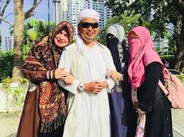Siapa coba yang tidak kenal ustad arifin ilham. Kesetiaan 3 Istri Ustaz Arifin Ilham Jadi Pendamping Lawan Sakit