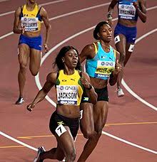 As per wikipedia, jackson's actual height is 5 feet 8 inches (1.73m) tall, and she weighs 61kg (134lb). Shericka Jackson Wikipedia