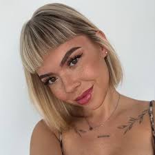 Me parece totalmente marciano tener que dar explicaciones sobre algo tan  básico: -Sí, tengo pezones, soy un ser humano. -Sí, se marcan. -No. No  llevo sujetador. Ni en la foto, ni casi