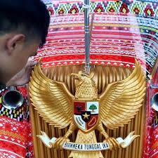 Selama beberapa tahun terakhir, pengujian terhadap indonesia telah datang dari berbagai hal, termasuk bagaimana secara etimologis atau asal mula bahasa, kalimat bhinneka tunggal ika tercipta dari bahasa jawa kuno apabila dipisah akan menjadi bhinneka = beragam. Arti Bhinneka Tunggal Ika Bagi Bangsa Indonesia Yang Perlu Diketahui Ragam Bola Com