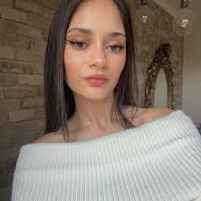 Elsa Marroquin's Instagram, Twitter & Facebook