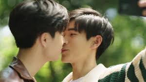 Plus & Minus leads show their gratitude for each other as a partner through  a kiss!