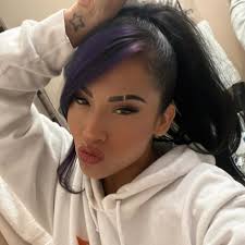 Posting a quick selfie before the night ends because lately, I've had alot  to smile about.✨ God's been blessing me big time, revealing pieces I needed  to grasp to level tf up!!✨