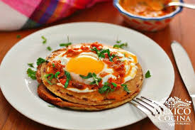 Recetas navideñas recetas videos tips ensaladas sopas, cremas y caldos pasta guarniciones desayunos postres carnes y aves pescados y mariscos salsas, aderezos y vinagretas panes y galletas comida mexicana botanas prácticas saludables y ligeras vegetarianas bebidas y cócteles. Receta De Empalmes Recetas De Comida Mexicana Mexico En Mi Cocina