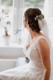 70 hochzeitsfrisuren mit echten blumen als haarschmuck. Braut Mit Schleier Und Blumen Im Haar Hochzeit Frisuren Schleier Schleier Braut Braut