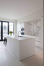 We've curated the 10 best kitchen splashback ideas to help you decide! 31 White Kitchen Caninets Ideas White Kitchen White Modern Kitchen Kitchen Remodel