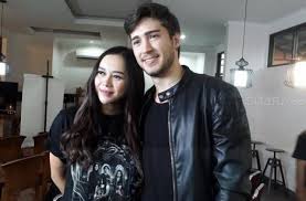 551,874 likes · 15,232 talking about this. 3 Artist S Marriage Ended With Divorce Due To Unable To Ldr Newest Aura Kasih