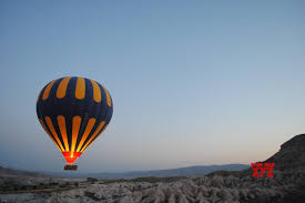 Five people were killed after a hot air balloon crashed into a power line in albuquerque, new mexico, saturday morning. V7rgmqkzyw10hm