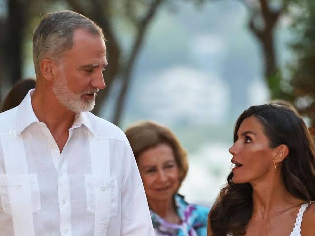 Felipe VI y Letizia interrumpen sus vacaciones privadas por los incendios  en España