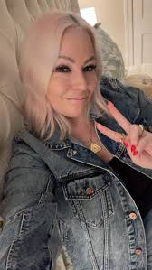 Fun little challenge from @mariannapease 💗 my wildly talented  @pink.ink.press author. I nominate @zarabarrie next