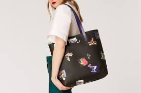 Biasanya produsen tas akan menjual tas wanita ini biasanya diproduksi untuk klien yang mempunyai toko ritel atau toko online. 6 Jenis Tas Yang Sering Dipakai Wanita