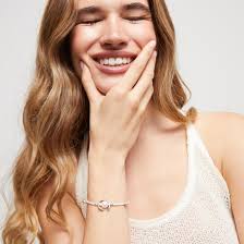 Ser Diferente Crema Thread Bracelet with Silver Shell Pearl Accessory by  UNOde50