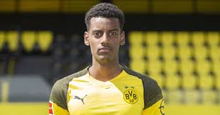Isak in riscaldamento con la nazionale svedese nel 2019. Real Sociedad Confirm Signing Of Alexander Isak From Borussia Dortmund On 5 Year Deal 90min