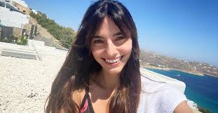 Έκπληξη στο κούρεμα της και να αποχωριστεί τα πλούσια μακριά μαλλιά της. Ninwbj8slvp2km