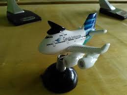 Take off pesawat terbang | garuda, batik air, lion air, nam air, sriwijaya air, airasia dan citilink indonesia di bandara i gusti. Karikatur Pesawat Terbang Ukuran Helikopter Miniatur Facebook