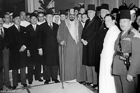 الملك عبد العزيز و إلى يمينه الأمير محمد عبد المنعم نجل الخديوى عباس و الوصى على عرش مصر بعد إبعاد الملك فروق Egypt The Past Fashion